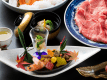 すき焼きメインの懐石料理　画像のお肉は3名～4名様用