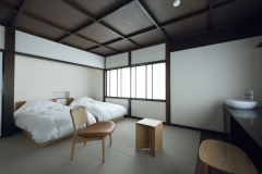 駿河湾や緑の覆いしげる山を見渡せる景観とワーケーションテーブルを備え付けた和洋室