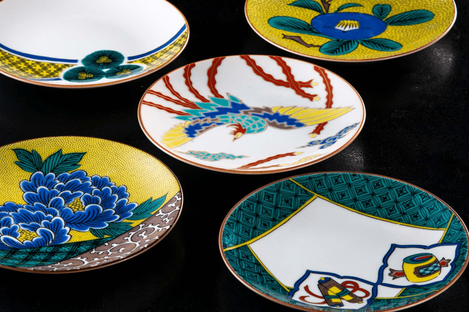 緑・黄・紫・紺青・赤の九谷五彩が美しい「九谷焼」で目にも美しいお食事を