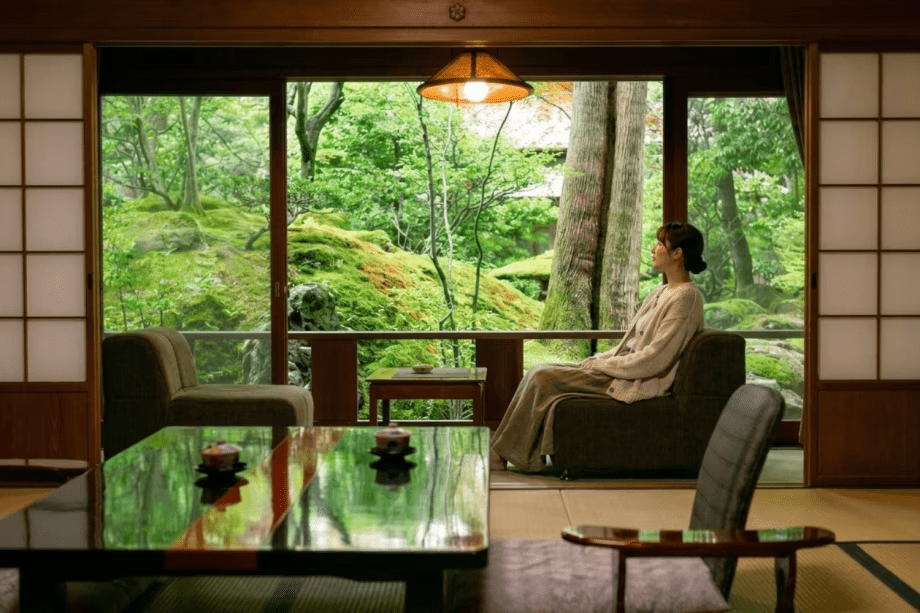 ただ、ただ「日本庭園」を眺めるのも贅沢のひとつ。歴史が紡がれた北陸最古の宿で過ごす休日。