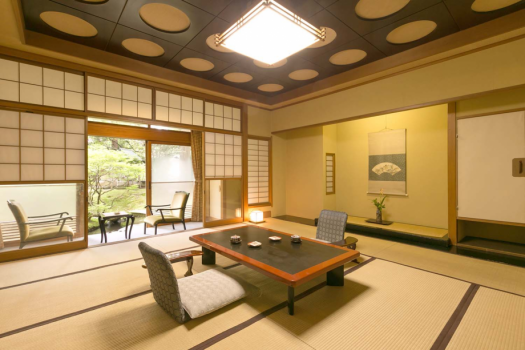庭園棟【春の館】庭園に面した和室・10帖。美しい日本庭園がお部屋の目の前に広がります。