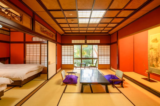 【秋の館・朱壁の準特別室／秋園の間】朱壁の10帖和室+ツイン