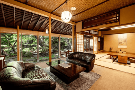 【朝賀の間：プレミアム】窓一面に庭園が広がるお部屋。どこか別の世界に迷い込んだような気分に浸ります。