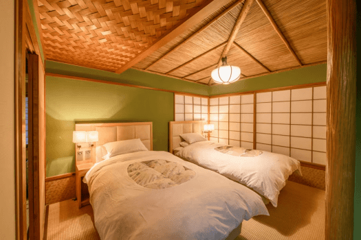 【春の館‐庭園側和洋室】旅の疲れを癒す快適なベッドタイプのお部屋です。