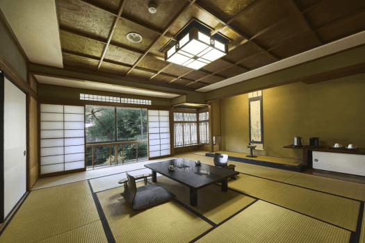 【新春の館‐庭園側和室】幽玄な世界を間近で味わっていただけます。
