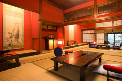 [Enmeikaku/Deluxe Bungalow with Garden View ＆ Private Onsen] The Deluxe Bungalow, Enmeikaku, stands in the middle of the historical Japanese garden. The house was designated as a registered tangible cultural property.