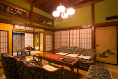 [Enmeikaku/Deluxe Bungalow with Garden View ＆ Private Onsen] The Deluxe Bungalow, Enmeikaku, stands in the middle of the historical Japanese garden. The house was designated as a registered tangible cultural property.