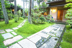 【源泉かけ流し温泉付／離れ／延命閣】苔むした庭を通り、離れ「延命閣」へ。