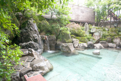 【露天風呂】夜にはライトアップされ、さらに幻想的な雰囲気に。