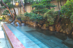 [Public open-air bath] It is lit up in the evening, giving the area an even more enchanting atmosphere.