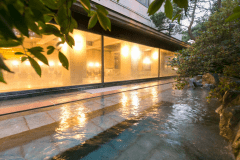 【露天風呂】夜にはライトアップされ、さらに幻想的な雰囲気に。