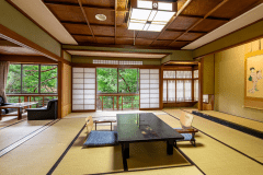 【国の登録文化財／新春の館】庭園を臨む館・12帖～アウトバス。