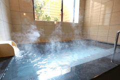 【貸切半露天風呂（温泉）】泰澄の湯、雅亮の湯の2つの貸切風呂がございます。通常50分／3,630円