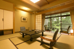 庭園が目の前に広がる1階客室【春の館】8帖以上の和室。※アウトバスタイプ。