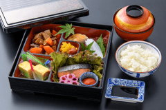 朝食／和食湯治弁当。※お料理イメージ。
湯治棟は、“オールセルフスタイル”でお部屋までのご案内、布団敷きや食事の配膳など一切のサービスはございません。リーズナブルにシンプルに法師旅館の温泉を味わって頂くことを目的といたしております。
気ままに手軽な料理で温泉三昧を楽しみたい方におすすめです。
一般的な旅館サービスや会席料理をご希望の際は、旅館棟のプランをご予約下さいませ。