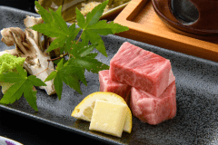 夕食、牛ステーキ付湯治弁当。　※お料理イメージ