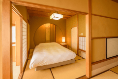 【秋の館‐スタンダード和洋室】クイーンサイズの大きなベッドで、贅沢な眠りを。