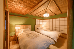 【春の館‐庭園側和洋室】旅の疲れを癒す快適なベッドタイプのお部屋です。