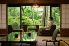 ただ、ただ「日本庭園」を眺めるのも贅沢のひとつ。歴史が紡がれた北陸最古の宿で過ごす休日。