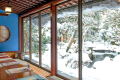 和風ロビー松風からは、庭園を眺めることができます。冬は雪景色を楽しめます。