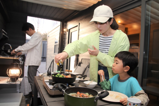 森の中のグランピング＆温泉でのんびり｜リブロースステーキBBQディナー＆モーニング