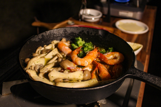 森の中のグランピング＆温泉でのんびり｜リブロースステーキBBQディナー＆モーニング