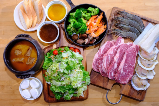 森の中のグランピング＆温泉でのんびり｜リブロースステーキBBQディナー＆モーニング
