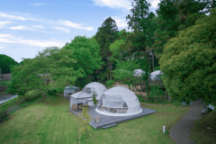 グランピングドームテントを上空から撮影した写真です♪