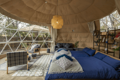 森の中のグランピングドームテント内部