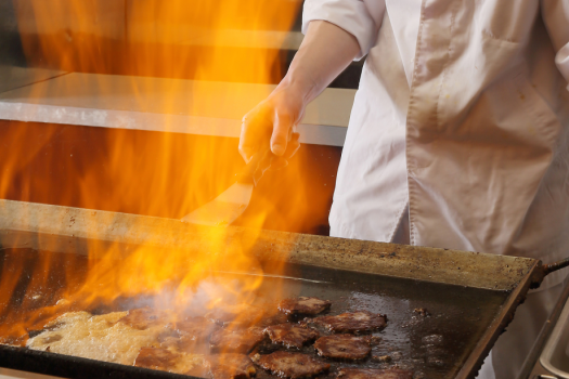 料理人が目の前で調理するアツアツステーキ