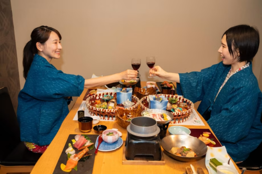 お食事は朝夕共にに半個室のお食事処にてご用意いたします。