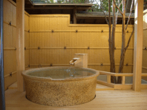 【「宴」の間】清々しい青空の下の湯浴みも爽やかですが、満天の星空をながめながら入る露天風呂もまた格別なもの。のんびりと旅の空に心を開放してみては…