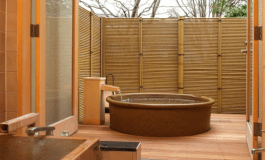 【「雅」の間】】お部屋の露天風呂は陶製のもの。心地よい風、肌を優しく潤す下呂の湯…。“極上の湯の贅”をお楽しみください