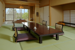 【「雅」の間】和の情緒をふんだんに楽しめる数寄屋造りのお部屋となっております。