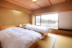 【「扇」の間】ベットでゆっくりとお休み頂けます。