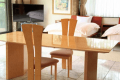 【新館洋室】こだわりの調度品がラグジュアリーなひとときを演出します。