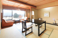 【「扇」の間】広縁から大箱根カントリー倶楽部のグリーンを一望して頂ける和洋室のお部屋です。