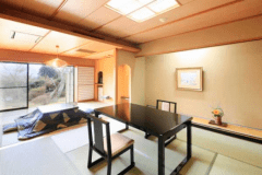 【「琴」の間】寝室にベッドを備えた和洋室。独立した八畳の和室からは四季折々のお庭の風情をお楽しみいただけます。