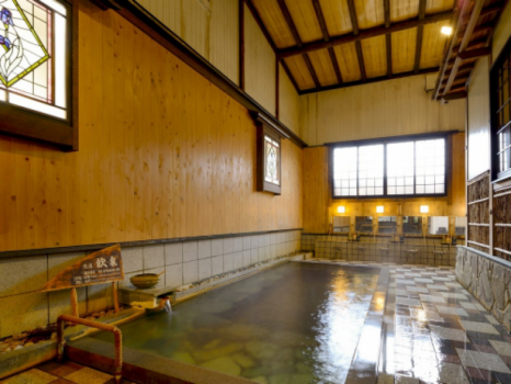 【大浴場：長寿の湯】岩井屋の名物のたち湯。直立して胸までつかる深いお湯です。