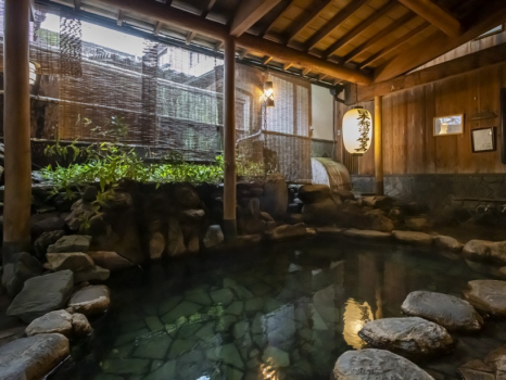 【露天風呂背戸の湯】東屋風の造り、木漏れ日を浴びながらゆったりと湯あみをお愉しみください。