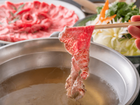 「地元の和牛を使ったしゃぶしゃぶ鍋」は豊かな霜降りと肉の柔らかさから、今にもちぎれそうなほど！