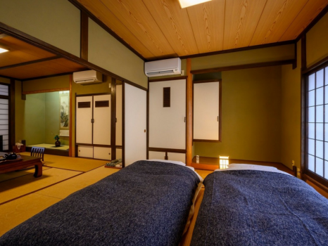 ゆったりと広く、心地よい寛ぎの空間。
二間の間取りがございますのでご家族様でも十分な広さがございます。