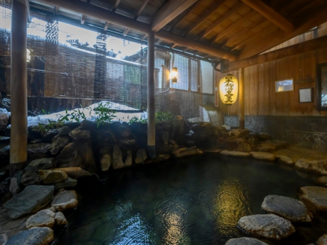 【露天風呂背戸の湯】東屋風の造りの露天風呂。冬には雪見風呂もお愉しみ頂けます。