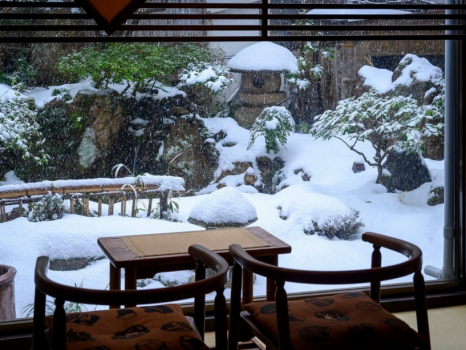 【ラウンジ】中庭を望むティーラウンジ。雪が積もり白く染まった庭園を眺めながらリラックスしたひと時を。