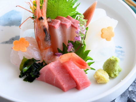 【お造り】近海で獲れる新鮮な地魚を、料理長が丁寧に盛り付けた一皿です。