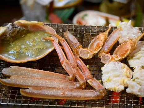 岩井屋名物「炭火焼き蟹」を濃厚な蟹味噌とともにどうぞ。