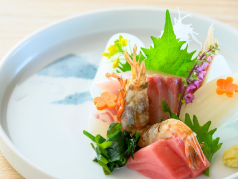 【季節のお造り盛り合わせ】近海で採れる海の幸を料理長が厳選。