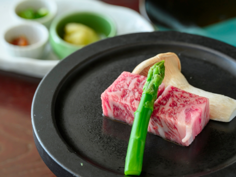 鳥取が誇る絶品牛「鳥取和牛」を使用した、とろけるような味わいのステーキを召し上がれ。