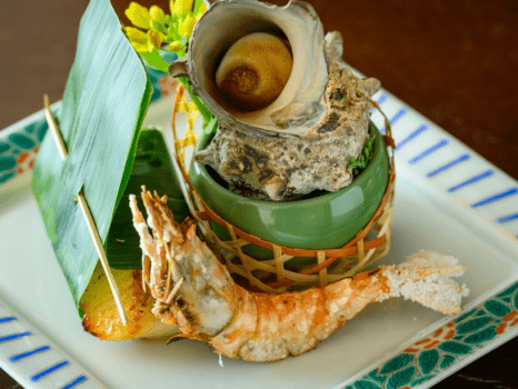 とれたて新鮮な海の幸を丁寧に盛り付けたお料理。季節を感じる一皿です。