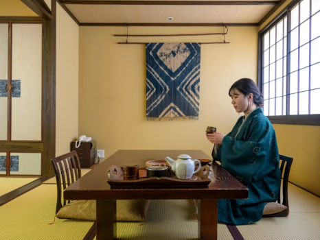 客室「すすき」は鳥取の歴史と民藝の味わいを感じられるお部屋です。